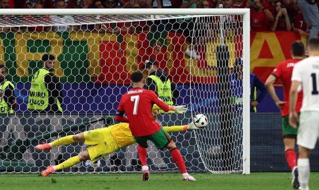 1719877638909080531.png 球球大作战直播-佩佩C罗险成罪人 点球大战三连扑 科斯塔一战成圣