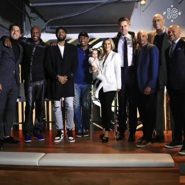 dnf直播-16+8=24！加索尔泪洒球衣退役仪式 大伙想科比了